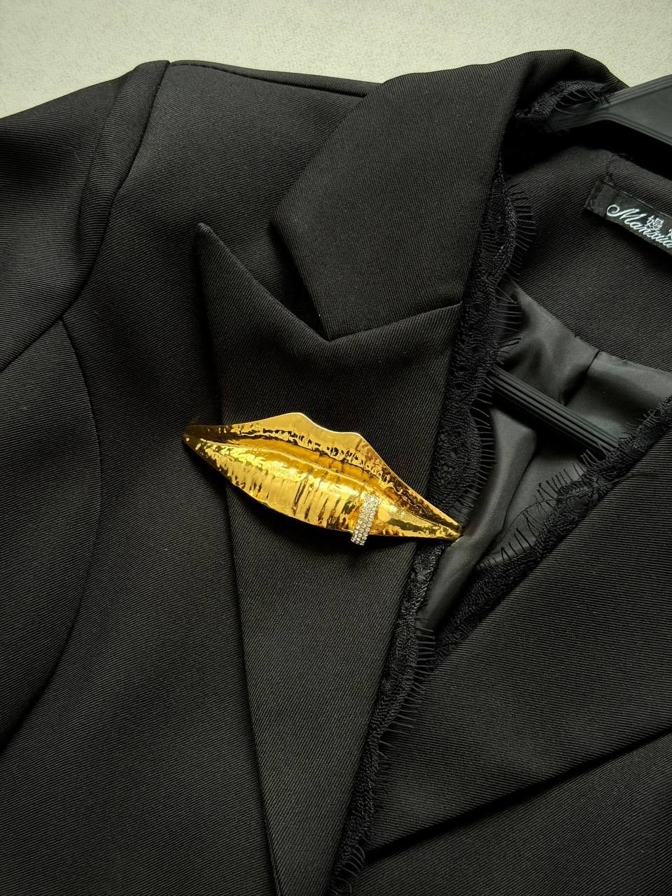 брошь для губ,золотые губы,стильная брошь,брошь золотая,большая брошь