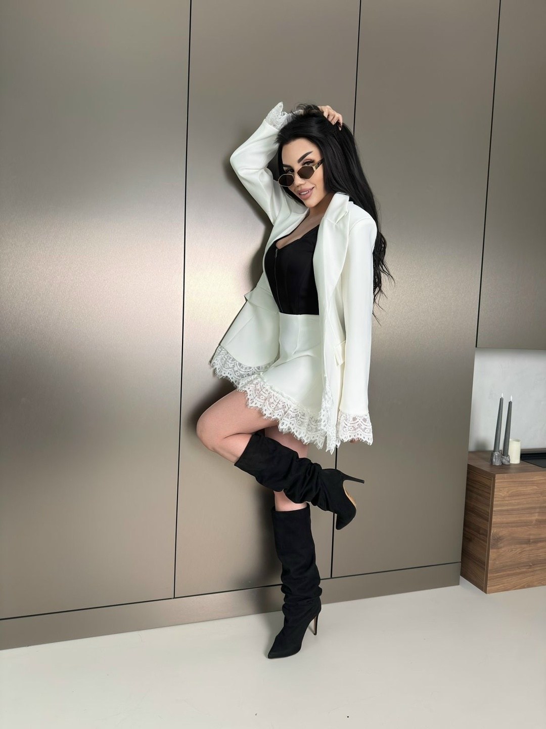 стильные наряды,костюм двойка пиджак и юбка,наряд,ботфорты на каблуке