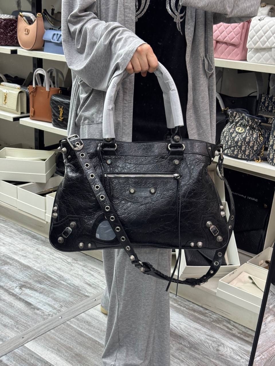 сумка neo classic из кожи большого размера balenciaga черный,сумка balenciaga,баленсиага сумка neo cagole siti,balenciaga дорожная сумка le cagole среднего размера черный,черная женская кожаная сумка