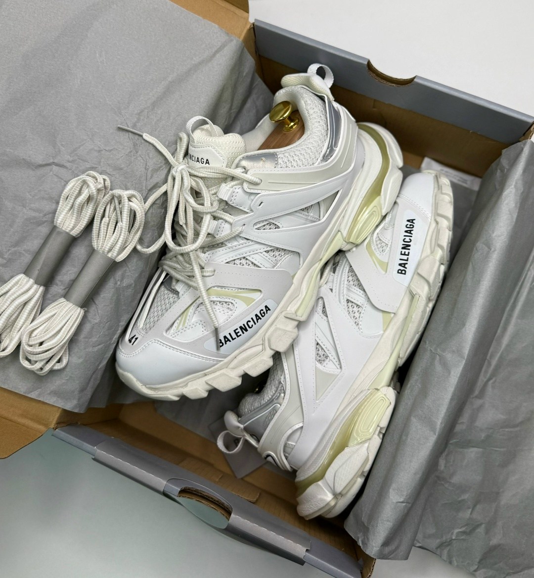 кроссовки balenciaga,кроссовки balenciaga track,кроссовки женские balenciaga,кроссовки баленсиага женские оригинал,мужские кроссовки balenciaga track белые с серым