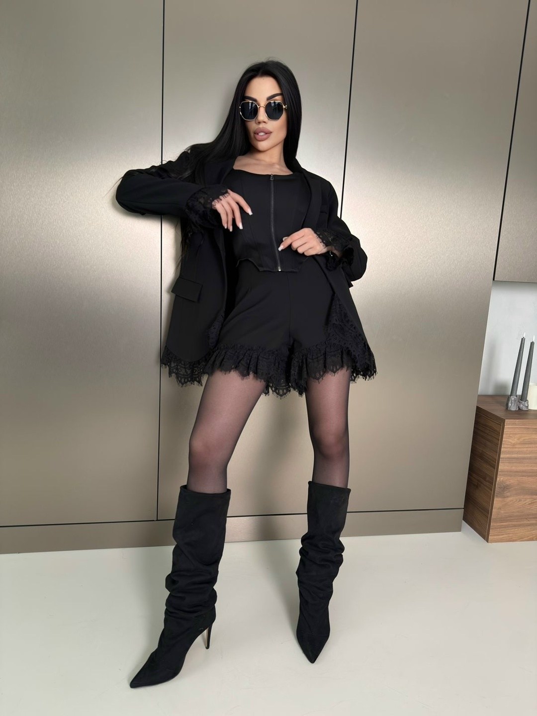 стильные наряды,костюм двойка пиджак и юбка,наряд,ботфорты на каблуке