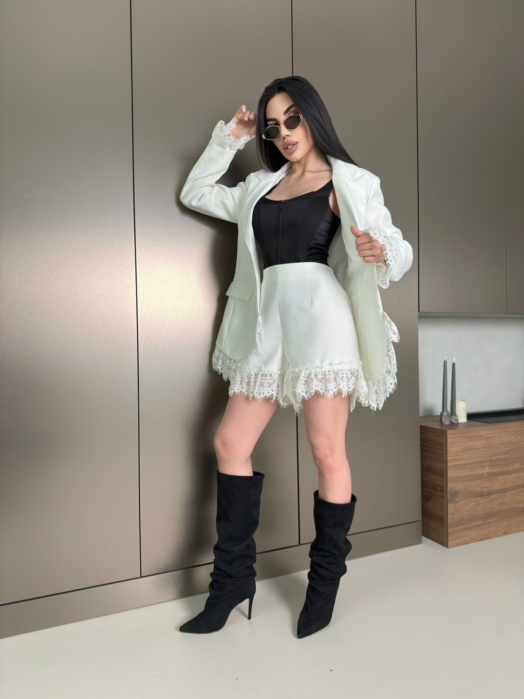 стильные наряды,костюм двойка пиджак и юбка,наряд,ботфорты на каблуке