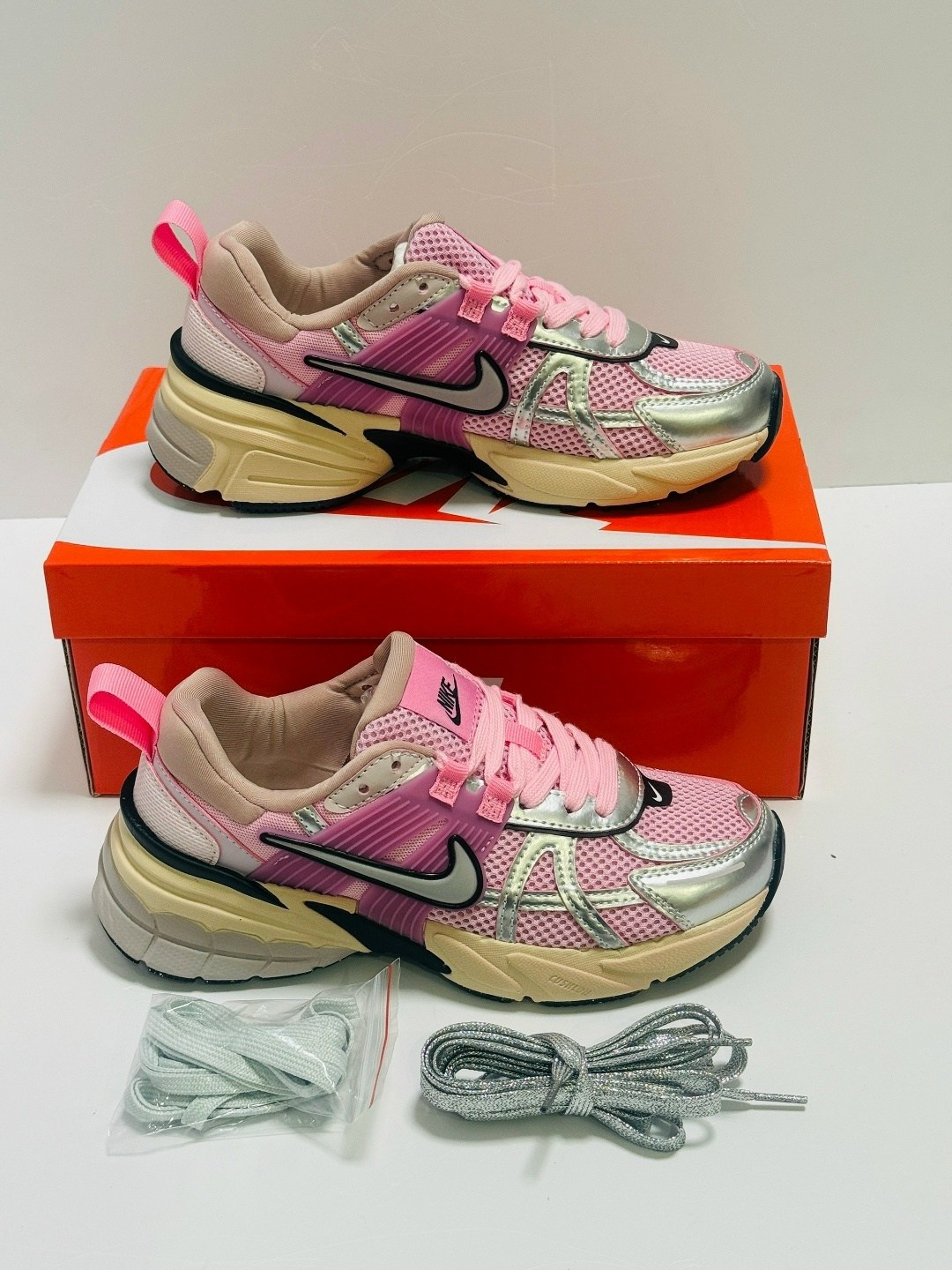 кроссовки nike v 2 k run,кроссовки для женщин nike initiator pink,кроссовки nike,кроссовки беговые женские,кроссовки nike женские