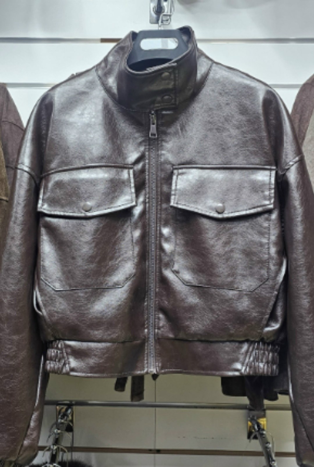 женская кожаная куртка,кожаная куртка,куртка кожаная оверсайз,кожаный бомбер оверсайз,куртка-бомбер свободного кроя topshop из искусственной кожи коричневого цвета