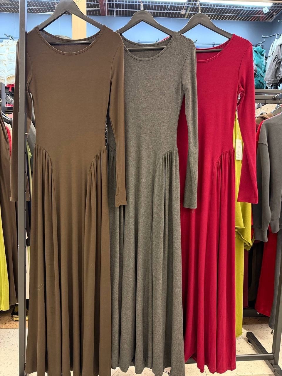 платье с разрезом,платье длинное с разрезом neohit,бордовое платье,длинное платье с разрезом,длинное платье