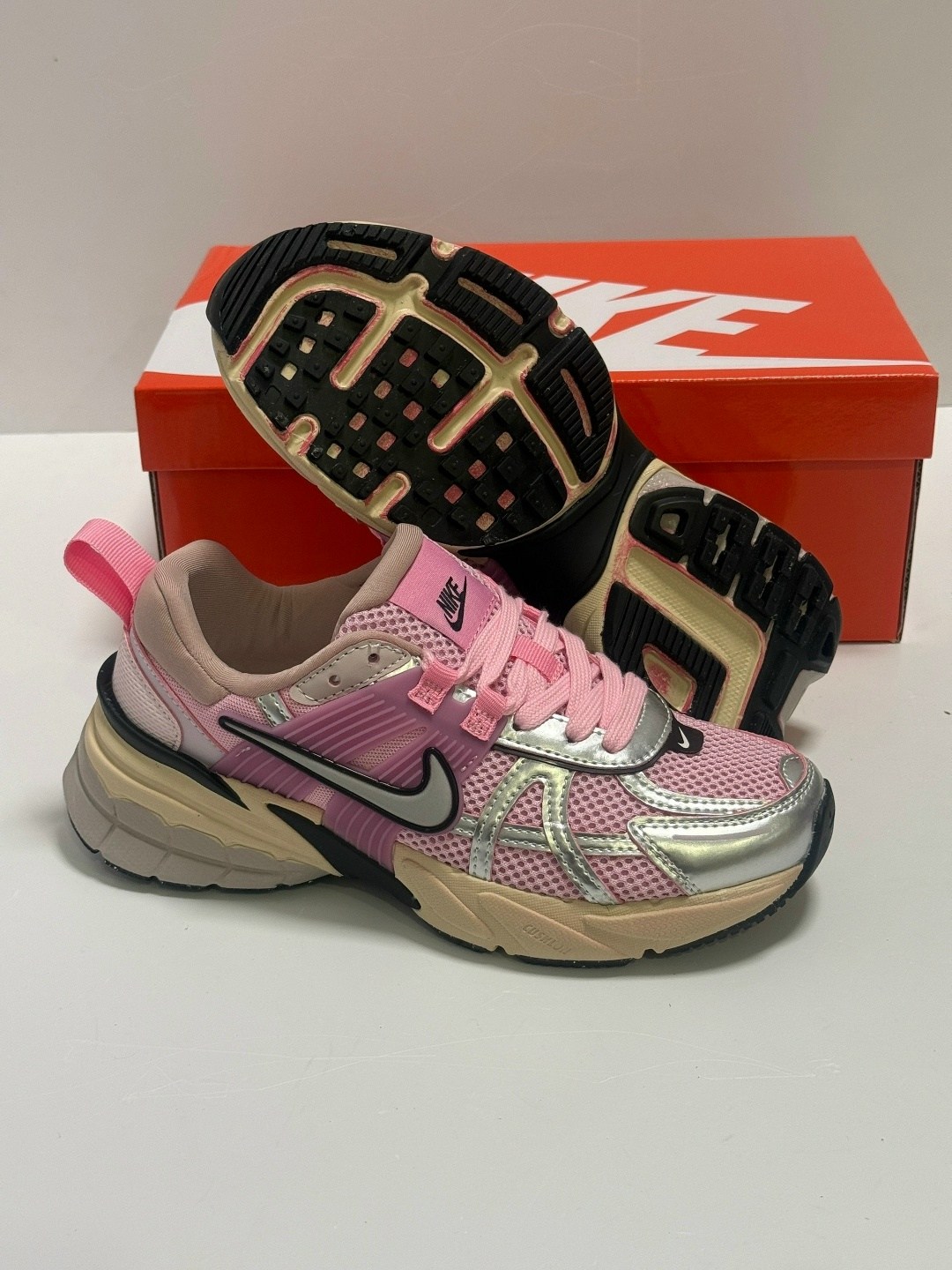 кроссовки nike v 2 k run,кроссовки для женщин nike initiator pink,кроссовки nike,кроссовки беговые женские,кроссовки nike женские
