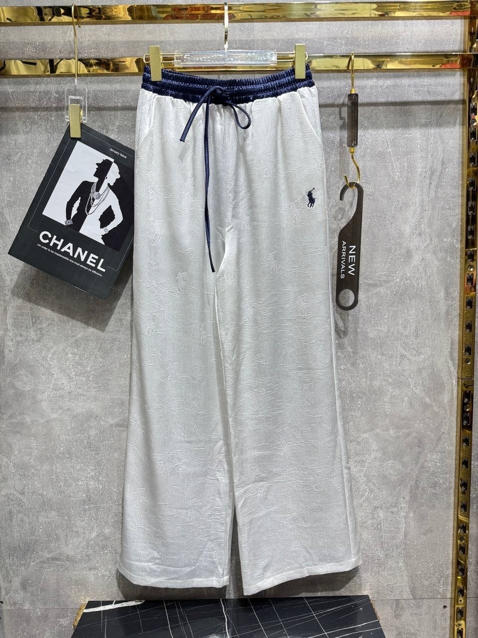 брюки с поясом,брюки с широкими штанинами,широкие брюки,белые брюки,брюки палаццо