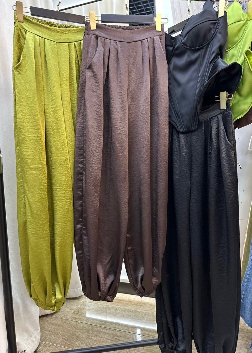 широкие брюки,брюки модные,брюки с поясом,брюки черные,стильные брюки