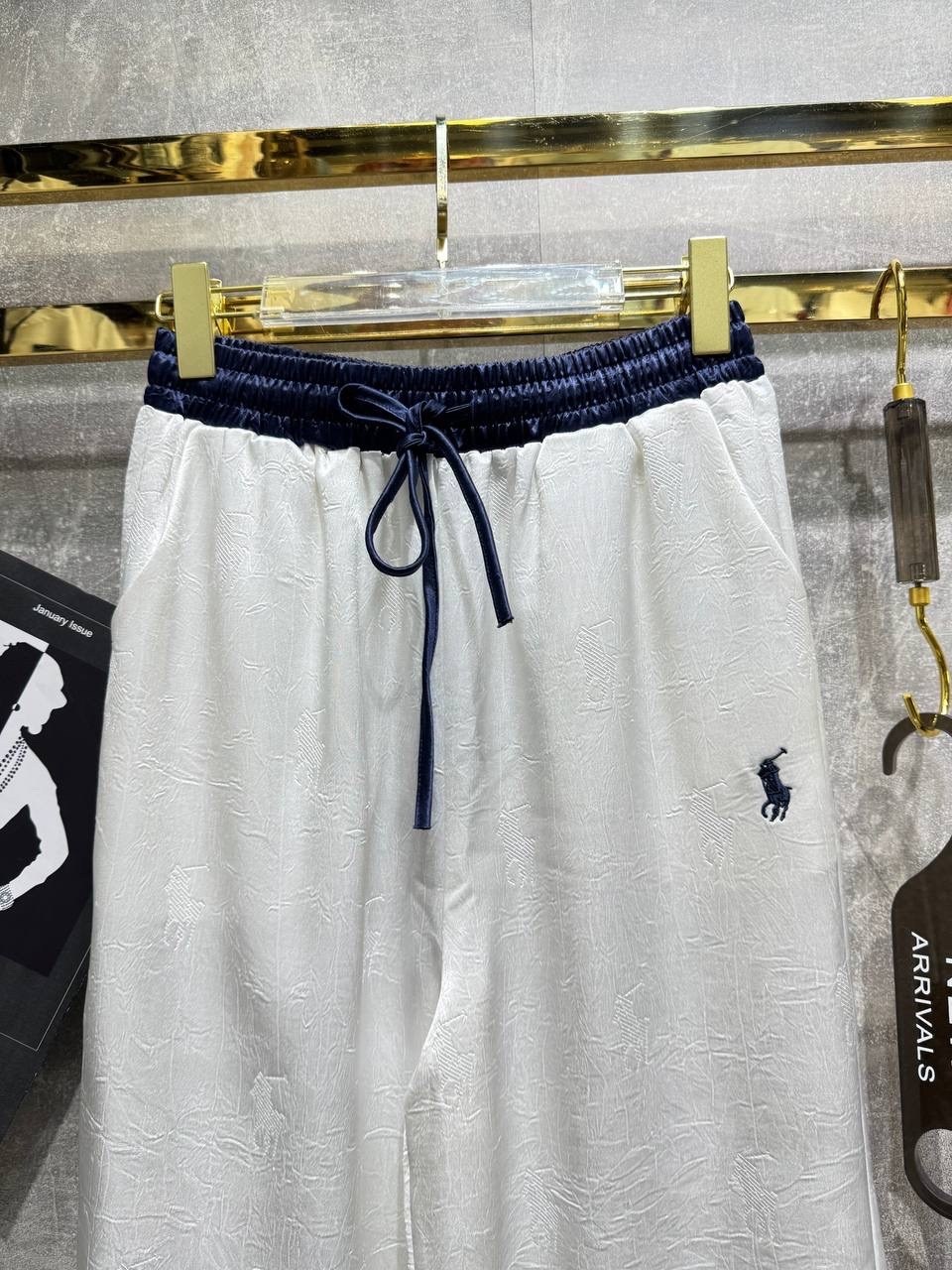 брюки с поясом,брюки с широкими штанинами,широкие брюки,белые брюки,брюки палаццо