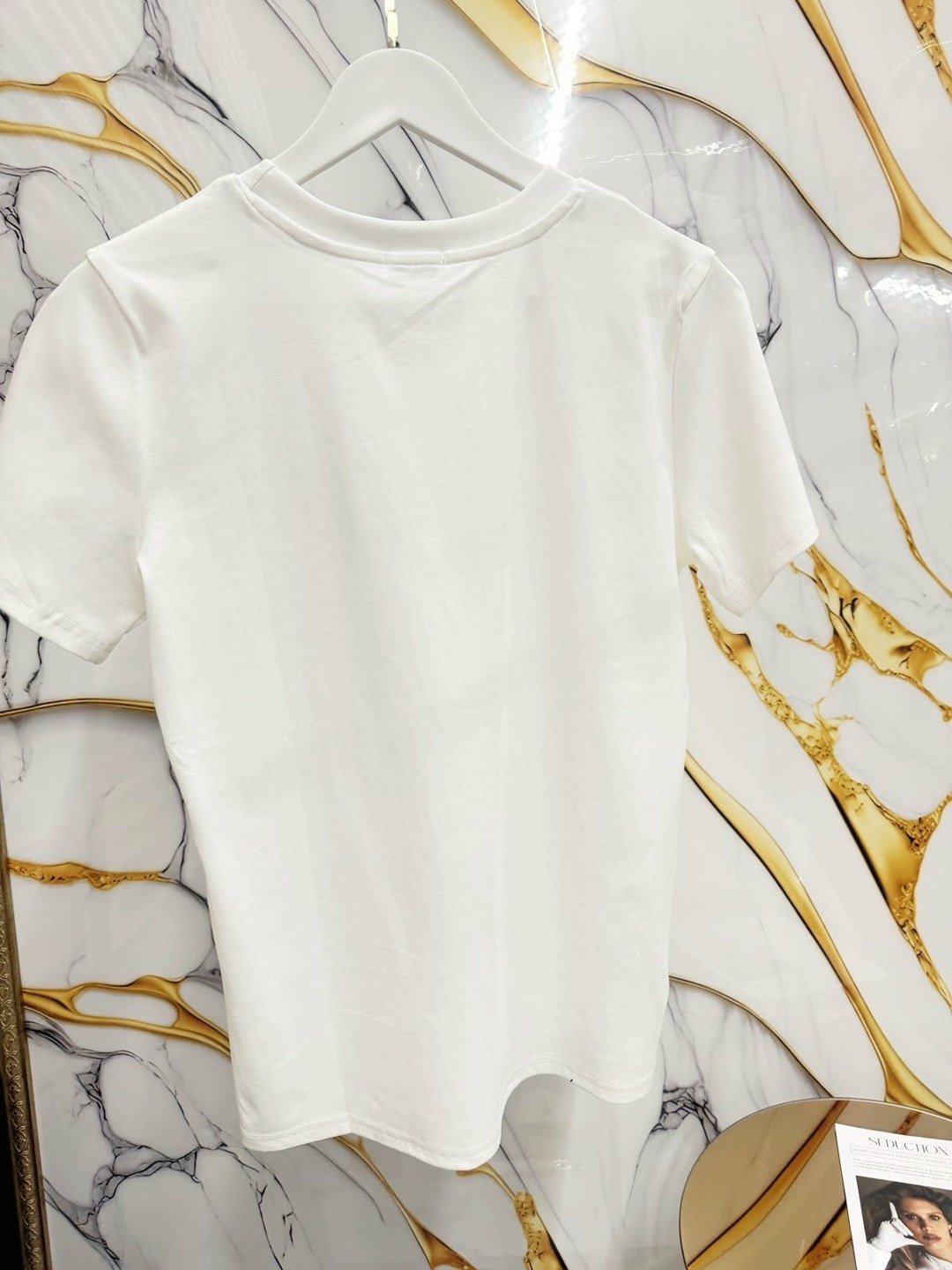 футболки женская,футболки женские мужские,футболка yves saint laurent,футболки модные,стиль футболка