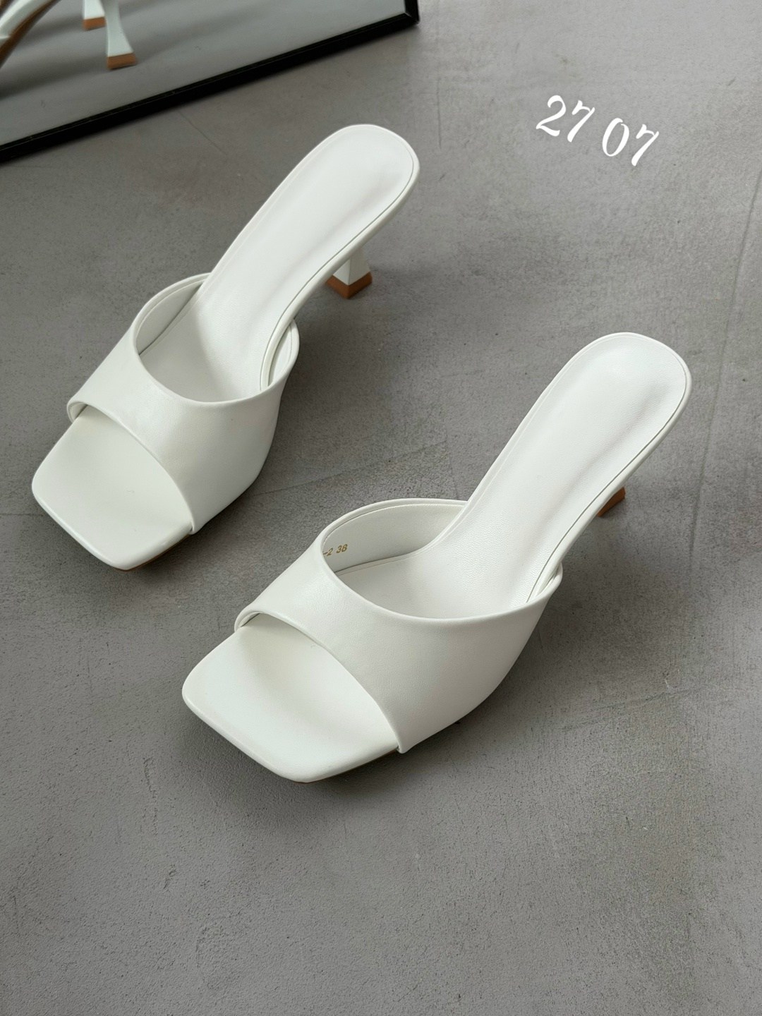 босоножки на каблуках,каблуки белые,босоножки белые,босоножки женские,белые мюли на каблуке
