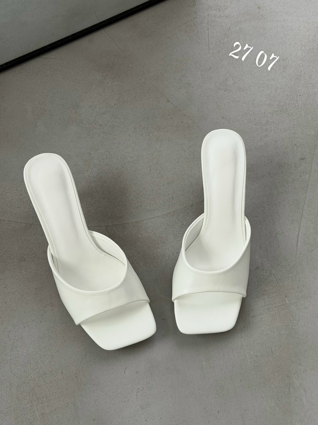 босоножки на каблуках,каблуки белые,босоножки белые,босоножки женские,белые мюли на каблуке