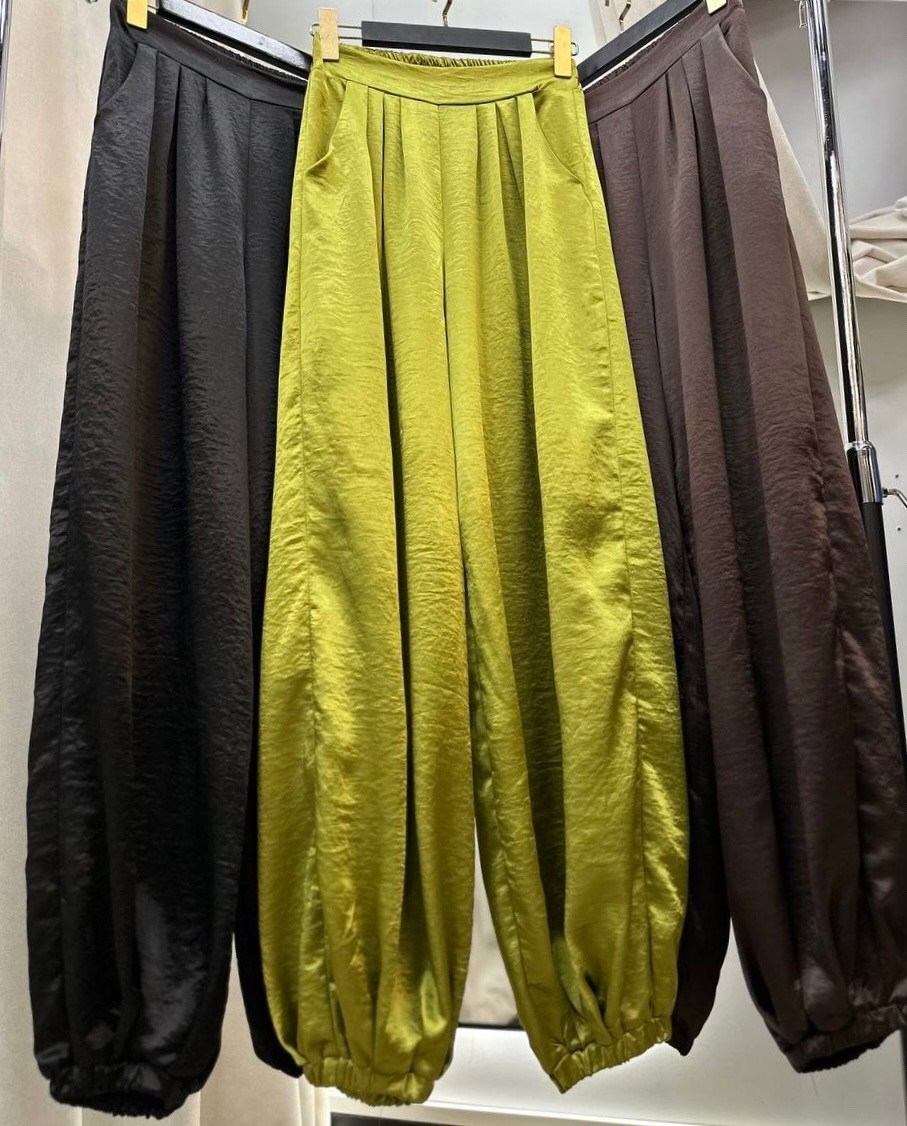 широкие брюки,брюки модные,брюки с поясом,брюки черные,стильные брюки