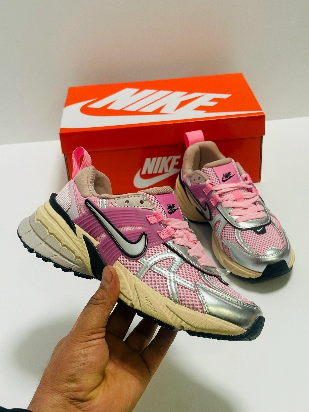 кроссовки nike v 2 k run,кроссовки для женщин nike initiator pink,кроссовки nike,кроссовки беговые женские,кроссовки nike женские