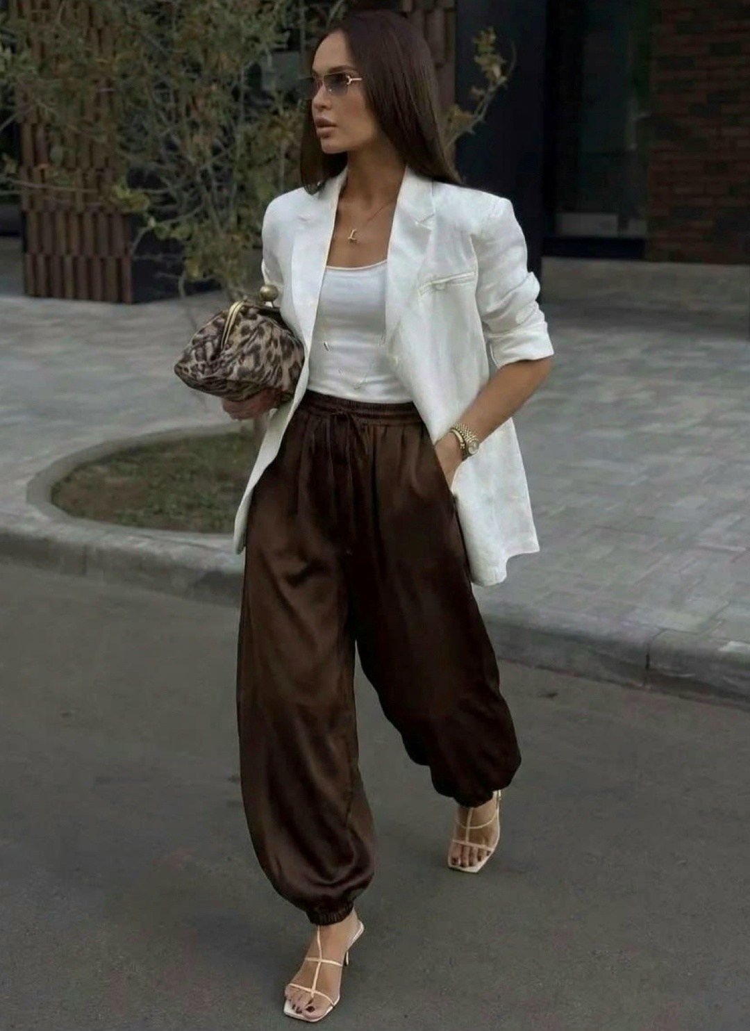 широкие брюки,брюки модные,брюки с поясом,брюки черные,стильные брюки