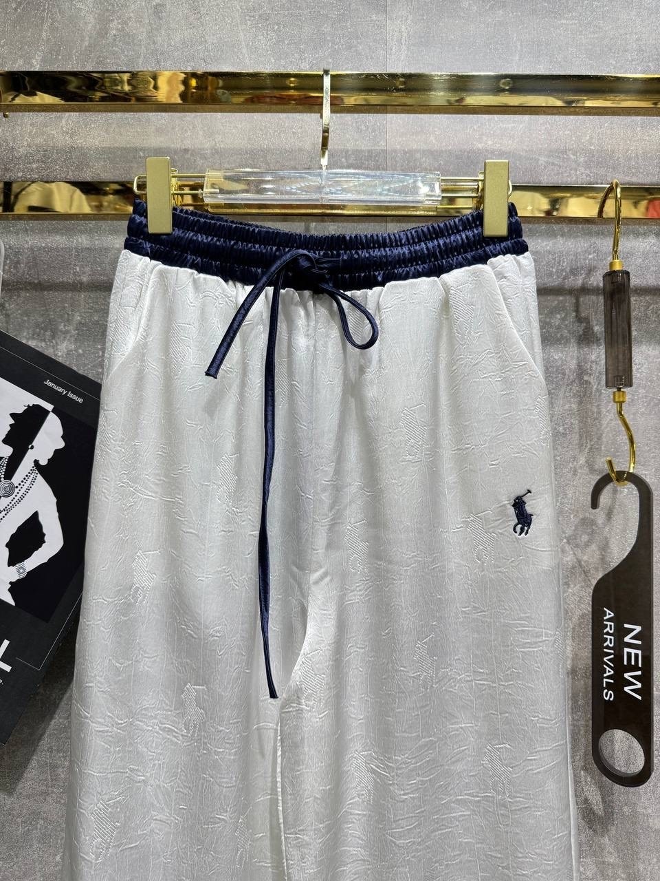 брюки с поясом,брюки с широкими штанинами,широкие брюки,белые брюки,брюки палаццо