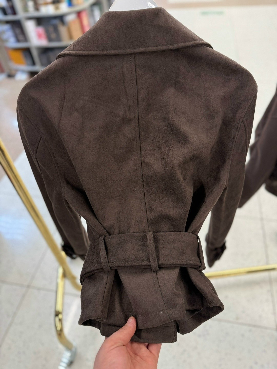 классическая коричневая замшевая женская куртка с поясом,куртка косуха замшевая коричневая с поясом tadari,замшевая куртка,куртка замшевая женская,замшевый тренч