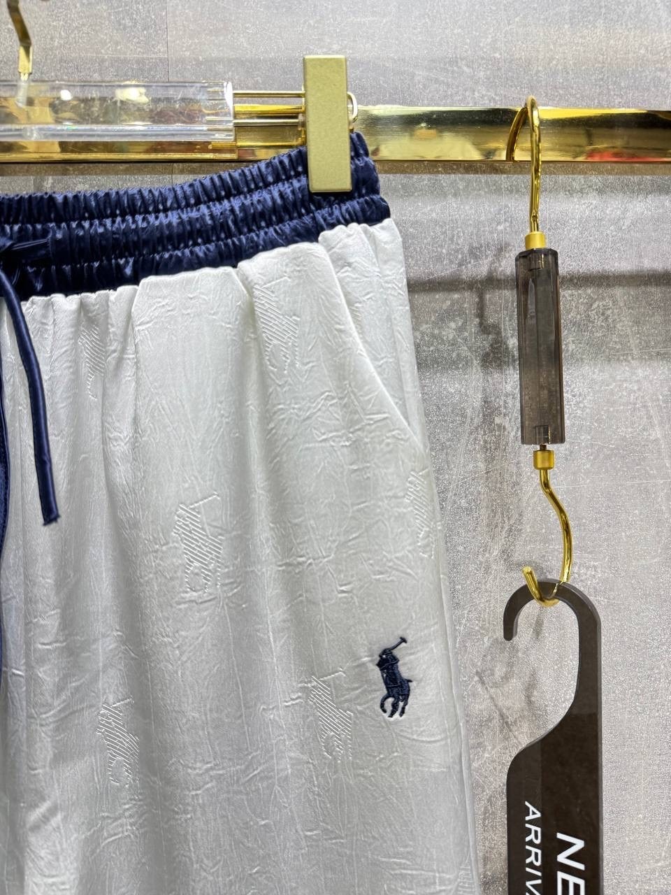 брюки с поясом,брюки с широкими штанинами,широкие брюки,белые брюки,брюки палаццо