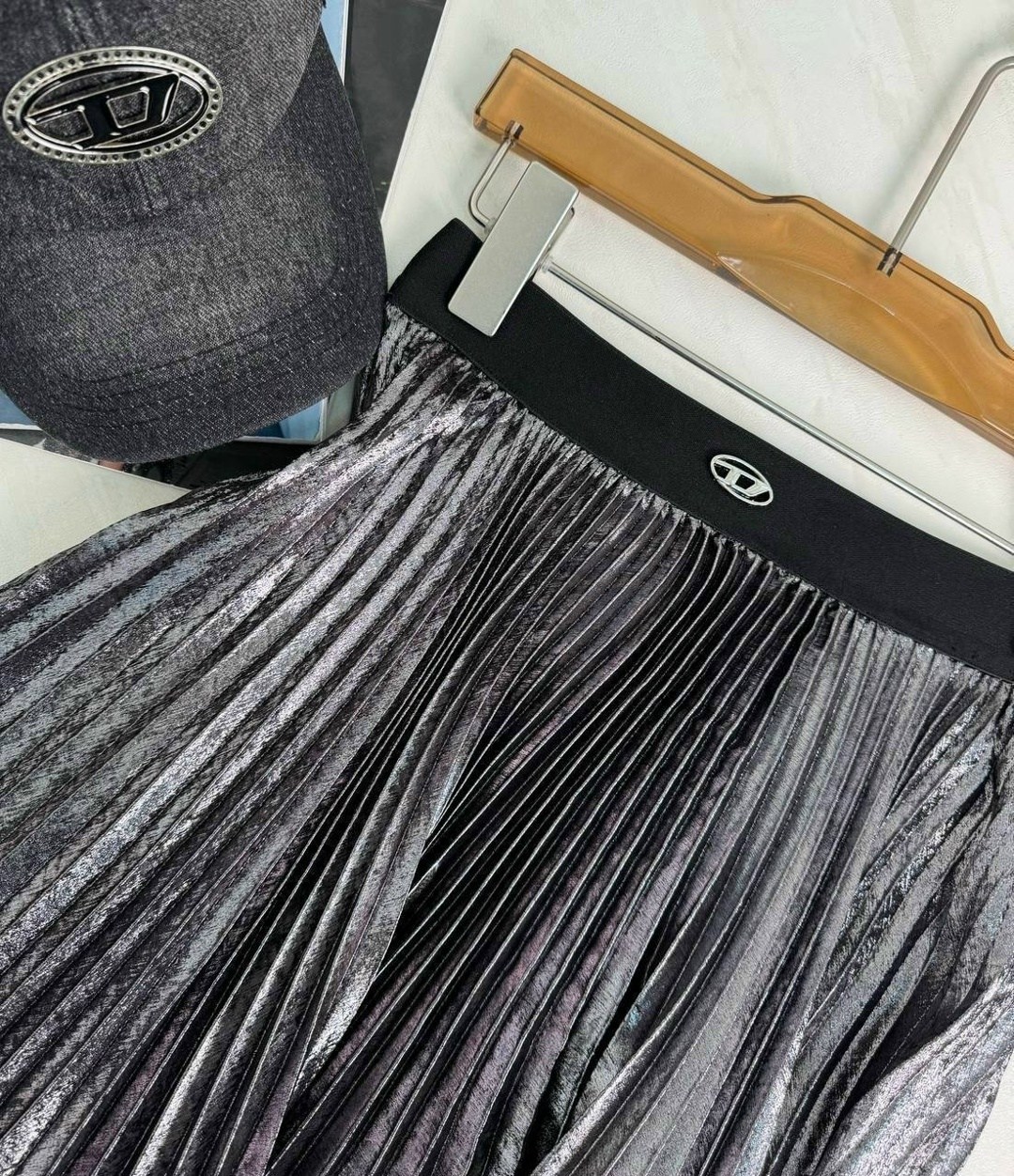 металлизированная юбка плиссе,юбка плиссе,плиссированная юбка,образы с плиссированной юбкой,юбка плиссе образы