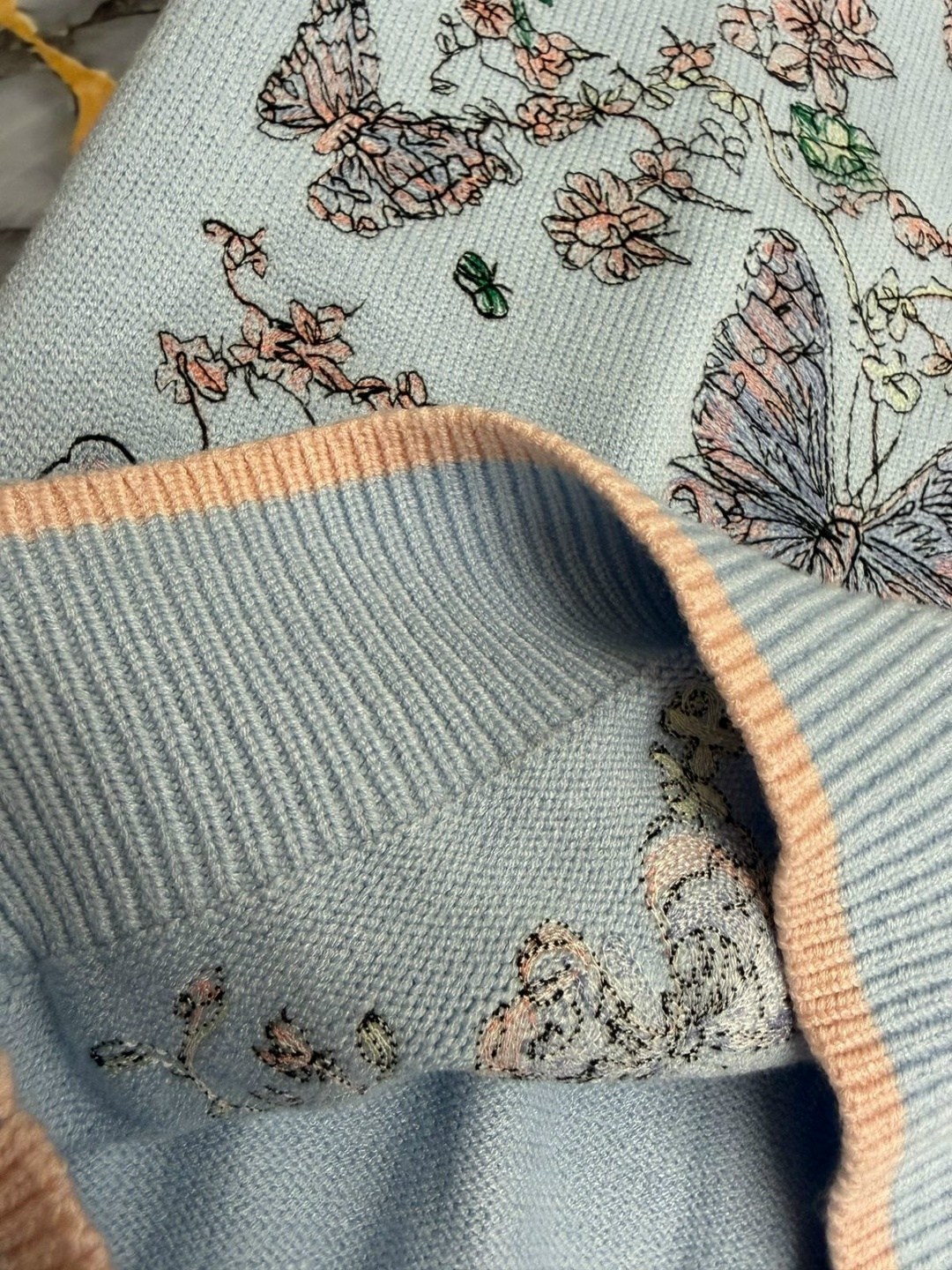 свитер с вышивкой,женская кофточка,футболки модные,женские футболки,футболка с вышивкой