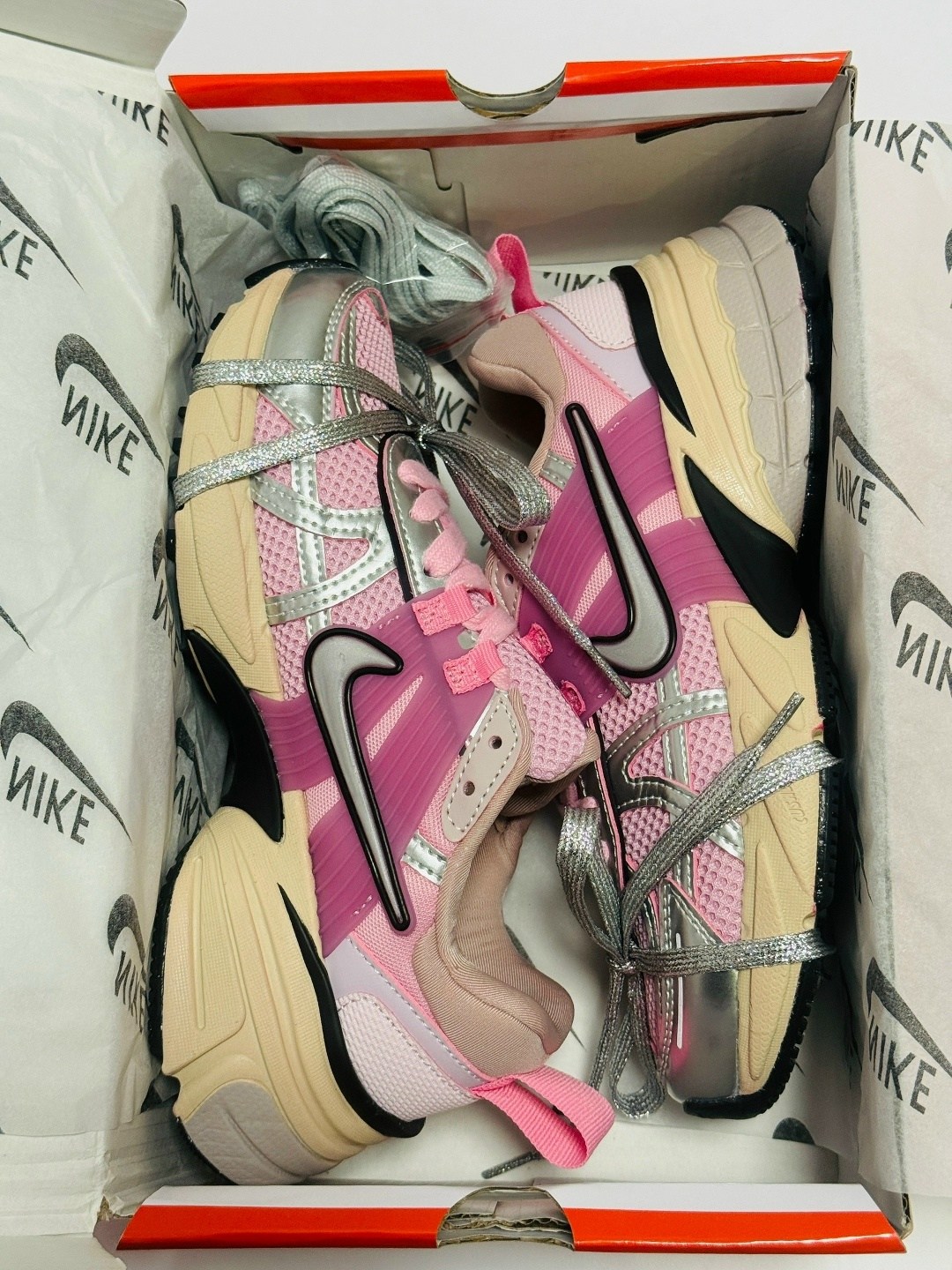 кроссовки nike v 2 k run,кроссовки для женщин nike initiator pink,кроссовки nike,кроссовки беговые женские,кроссовки nike женские