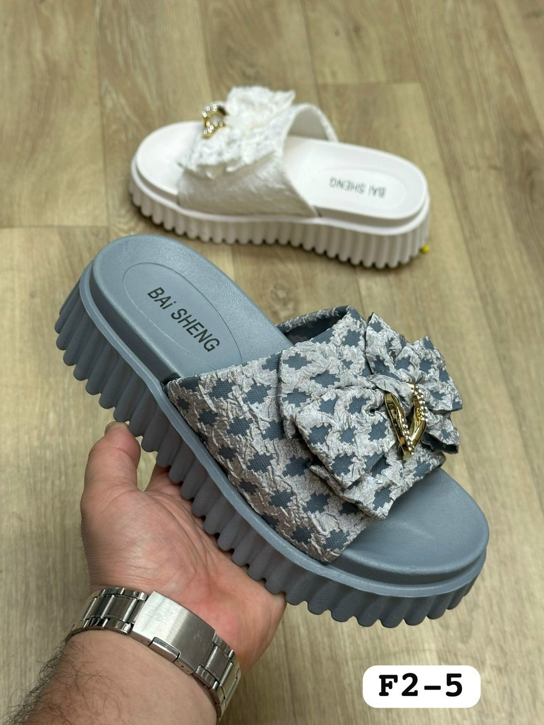 ,женские шлепанцы,женские тапки, женская,тапочки модные