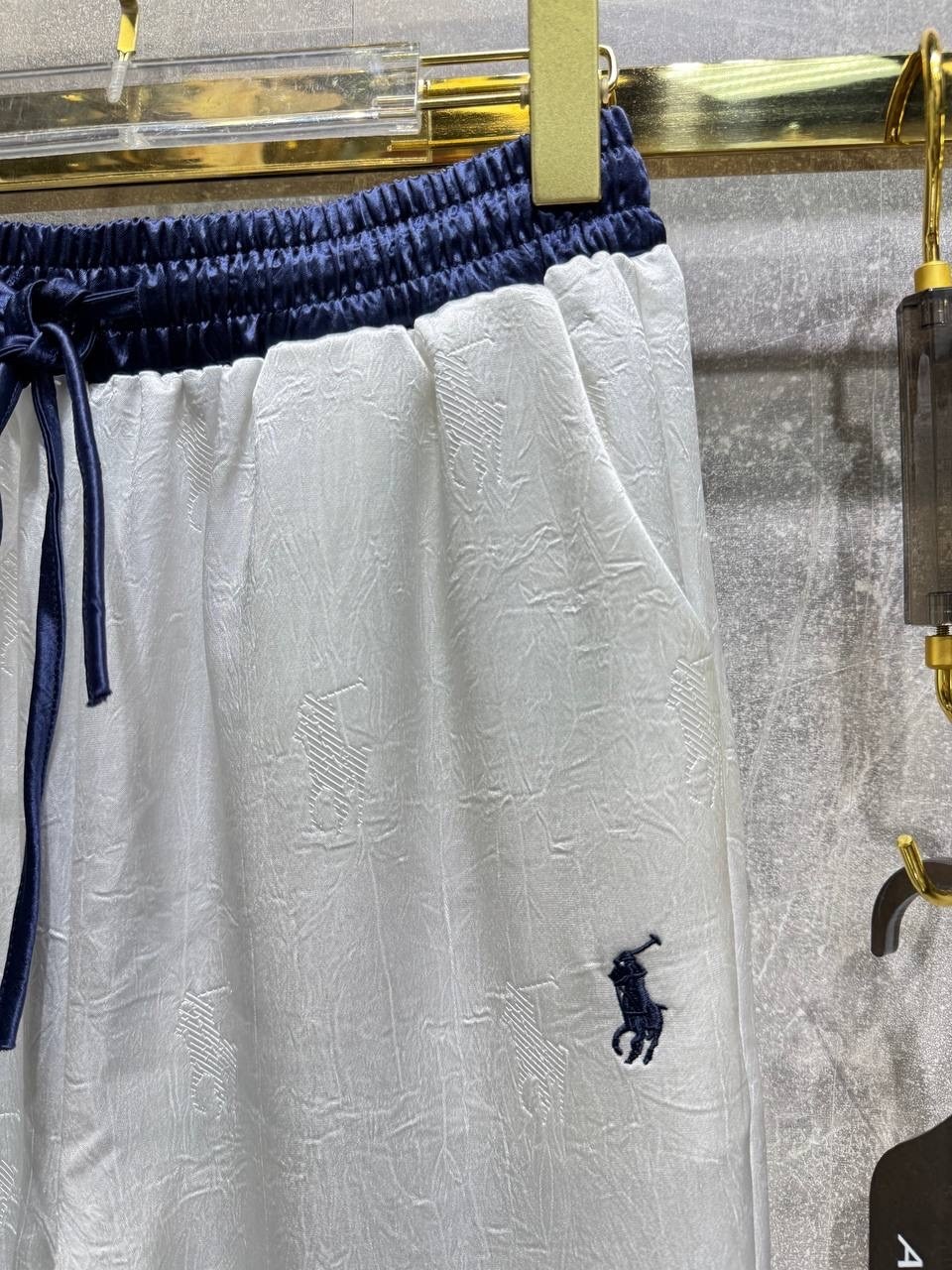 брюки с поясом,брюки с широкими штанинами,широкие брюки,белые брюки,брюки палаццо