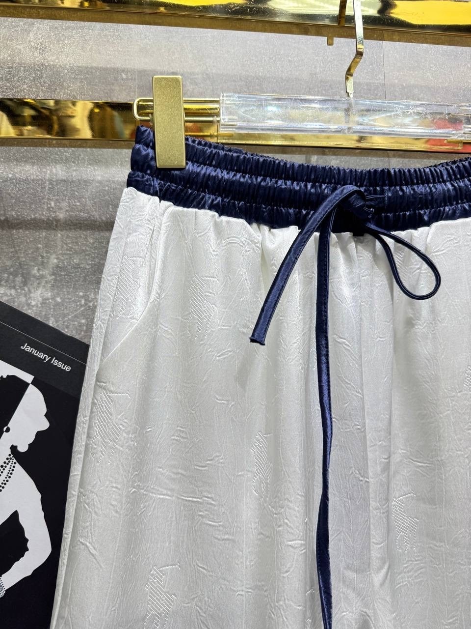 брюки с поясом,брюки с широкими штанинами,широкие брюки,белые брюки,брюки палаццо