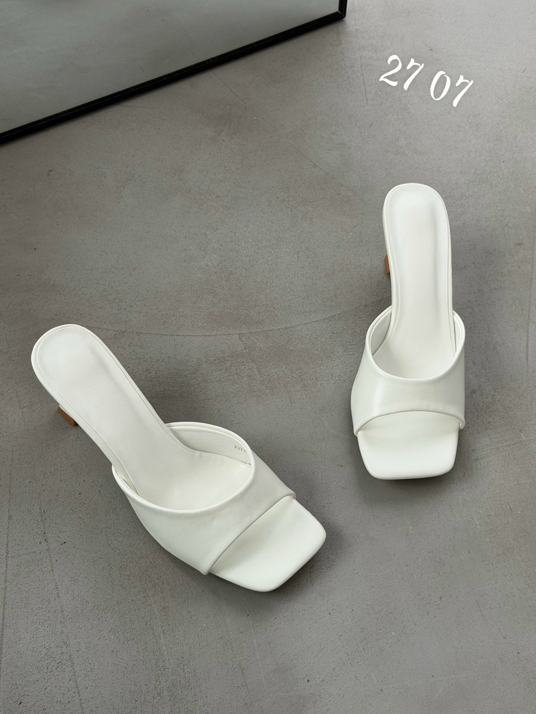 босоножки на каблуках,каблуки белые,босоножки белые,босоножки женские,белые мюли на каблуке
