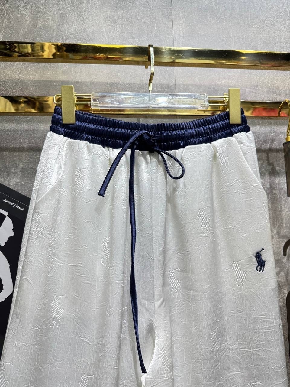 брюки с поясом,брюки с широкими штанинами,широкие брюки,белые брюки,брюки палаццо