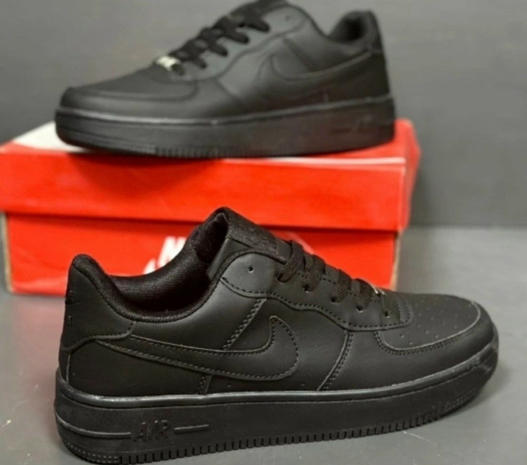 nike air force 1 low black,черные кроссовки nike air force 1,кроссовки для мужчин,nike air force 1 low triple black,кроссовки