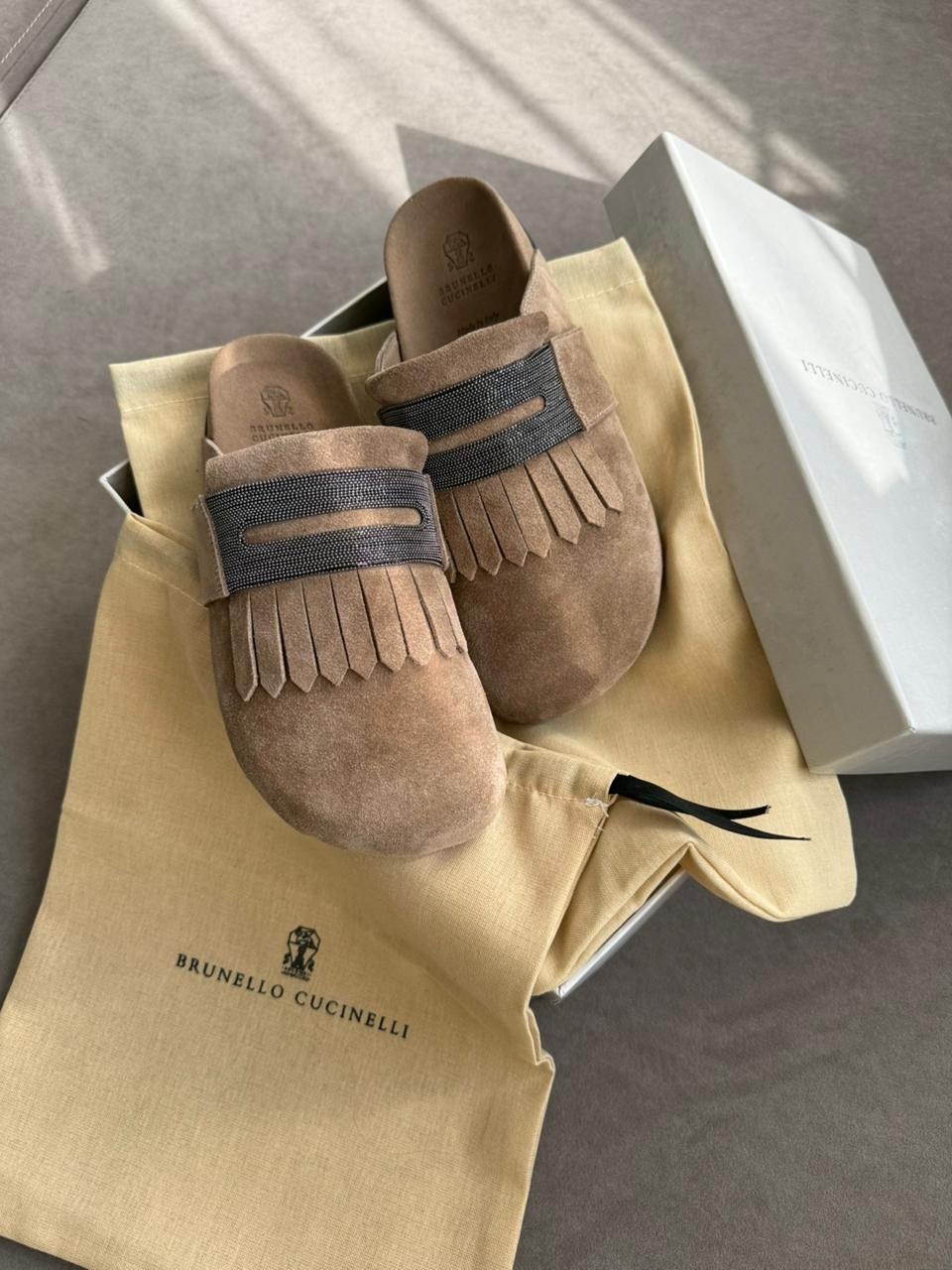 мюли brunello cucinelli,замшевые шлепанцы brunello cucinelli,шлепанцы brunello cucinelli,сабо brunello cucinelli,тапочки brunello cucinelli