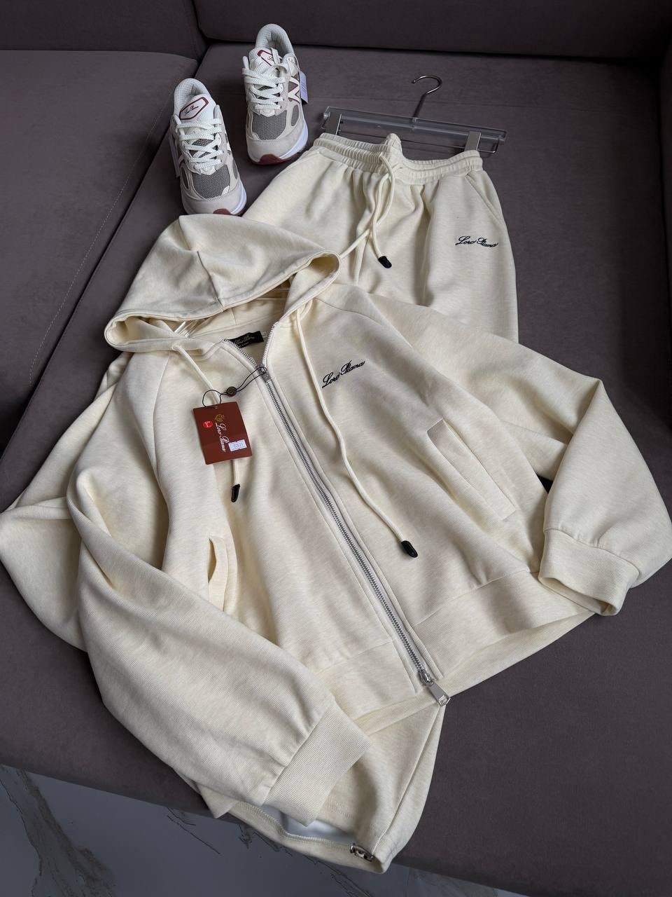 спортивный костюм loro piana,бежевый костюм,костюм стильный,костюм белый,костюм спортивный