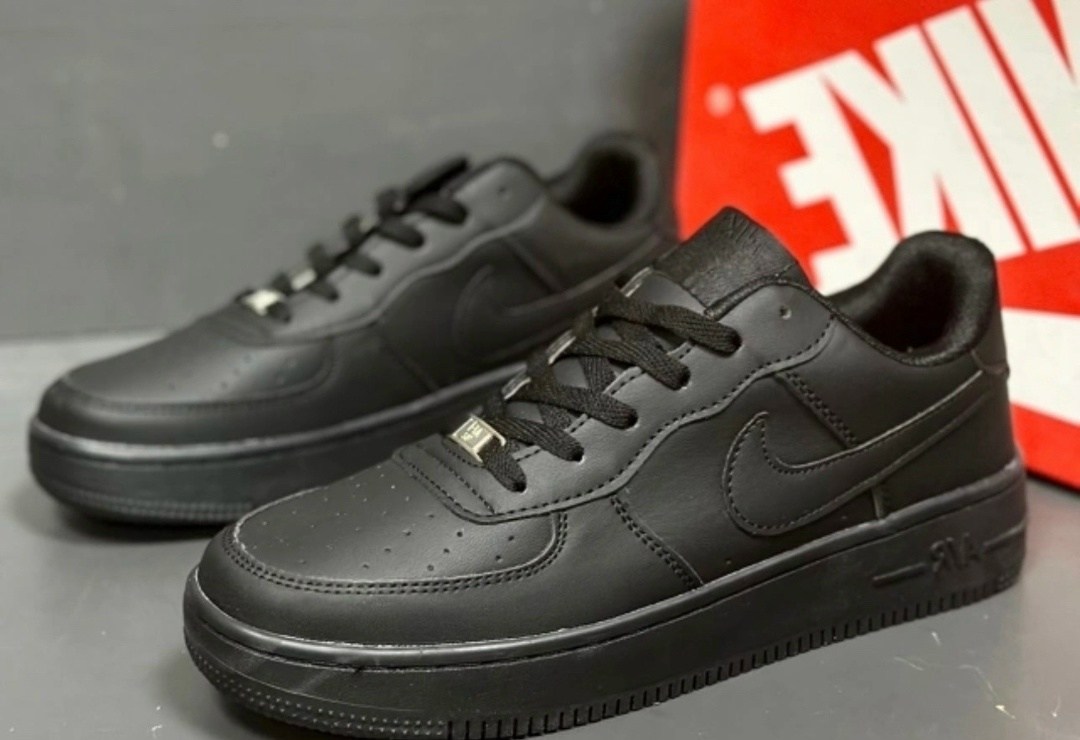 nike air force 1 low black,черные кроссовки nike air force 1,кроссовки для мужчин,nike air force 1 low triple black,кроссовки