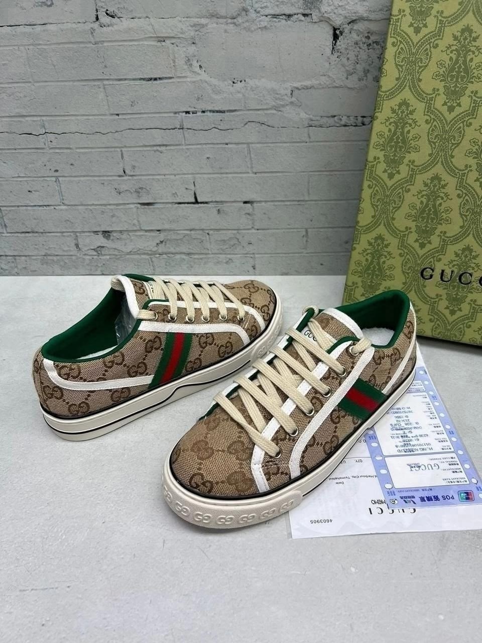 ,модная ,эскалатор в метро,тапки модные,эскалатор