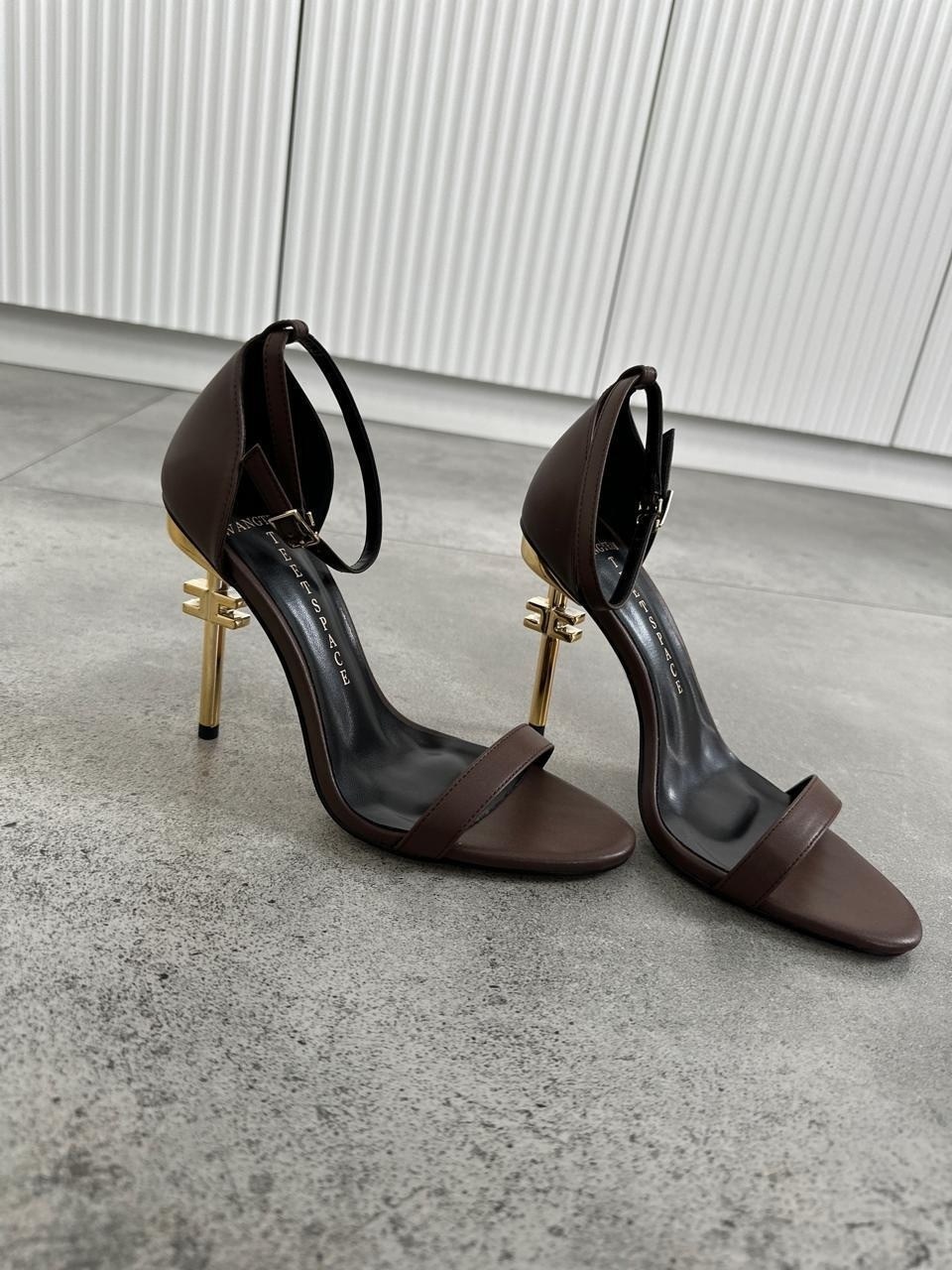 босоножки на каблуках,туфли yves saint laurent 2026,босоножки yves saint laurent,черные босоножки,босоножки ив сен лоран