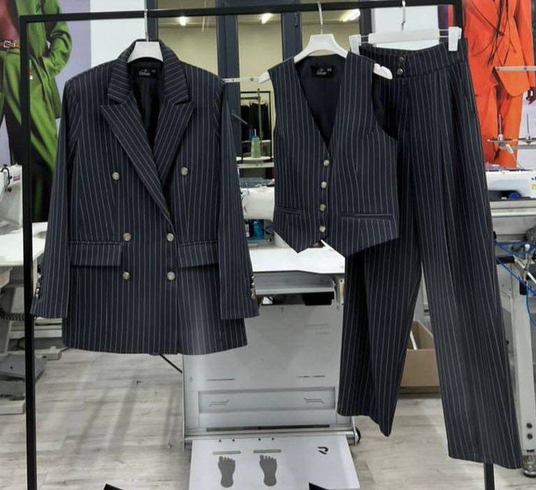 fursac костюм в тонкую полоску с двубортным пиджаком синий,tagliatore костюм в тонкую полоску с двубортным пиджаком синий,двубортный костюм в полоску,костюм с двубортным пиджаком,костюм классический