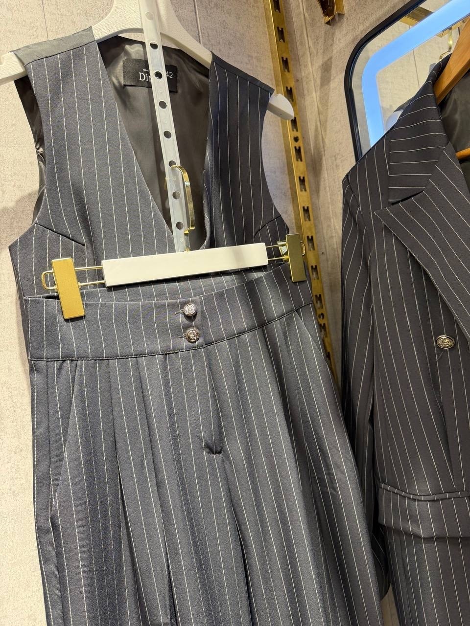 fursac костюм в тонкую полоску с двубортным пиджаком синий,tagliatore костюм в тонкую полоску с двубортным пиджаком синий,двубортный костюм в полоску,костюм с двубортным пиджаком,костюм классический