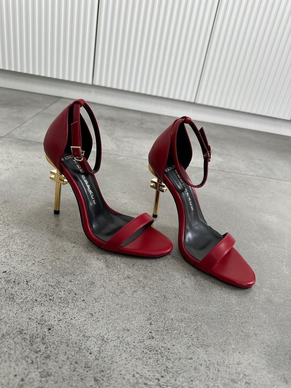 босоножки на каблуках,туфли yves saint laurent 2026,босоножки yves saint laurent,черные босоножки,босоножки ив сен лоран