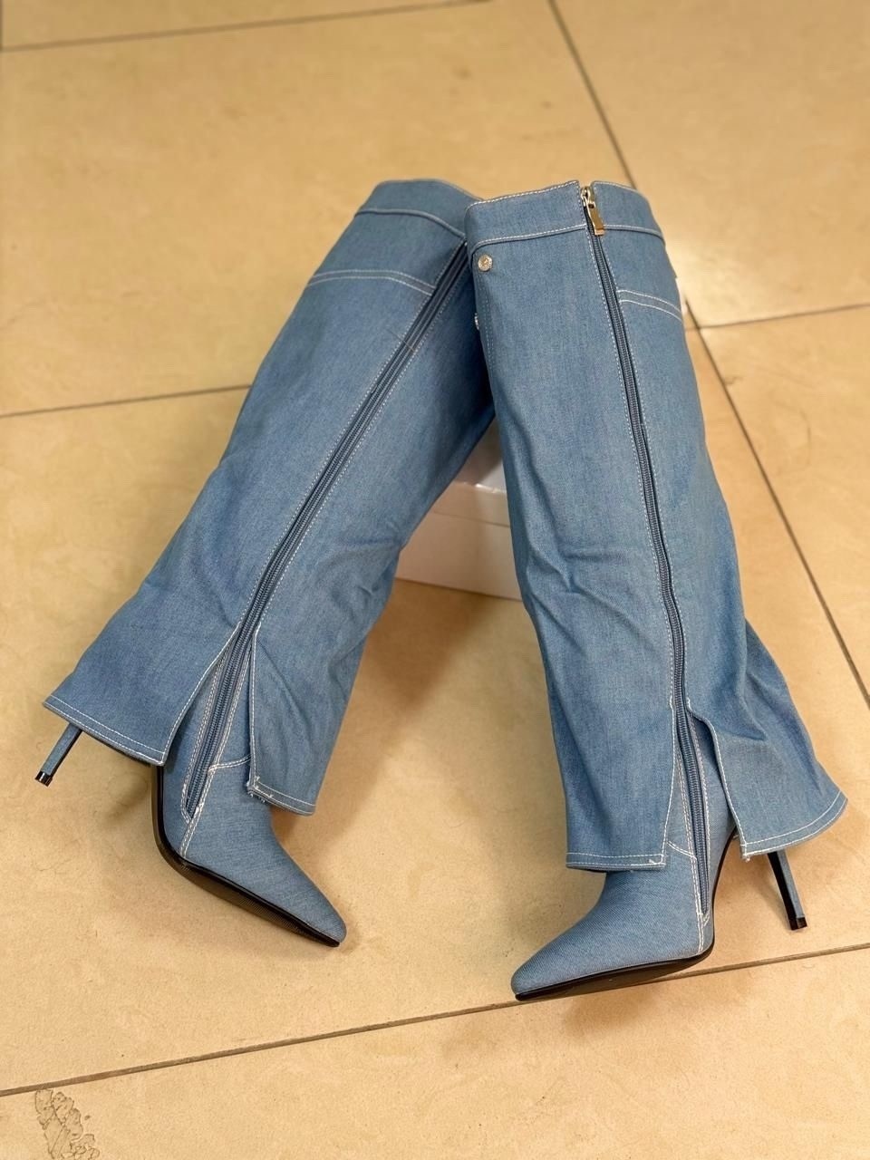 джинсовые сапоги,модные сапоги,denim boots,высокие сапоги,женские джинсовые сапоги до колена синие с острым носком на тонком высоком каблуке