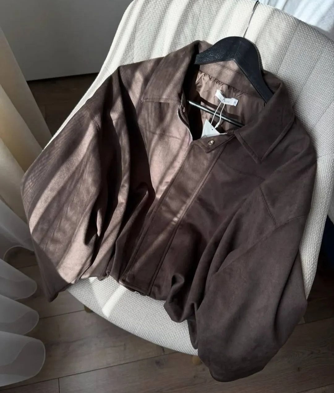 куртка-бомбер из искусственной замши zarina,куртка замшевая,куртка женская замшевая,куртка свободного кроя,куртка из искусственной замши