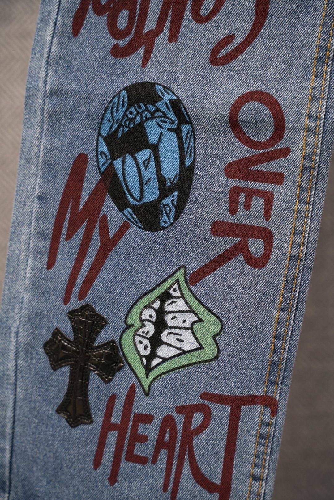 джинсы chrome hearts,джинсы chrome hearts с крестами,джинсы с крестами,джинсы модные,джинсовые брюки