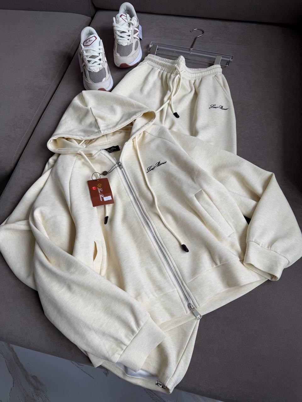 спортивный костюм loro piana,бежевый костюм,костюм стильный,костюм белый,костюм спортивный