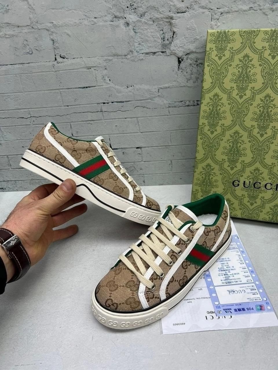 ,модная ,эскалатор в метро,тапки модные,эскалатор