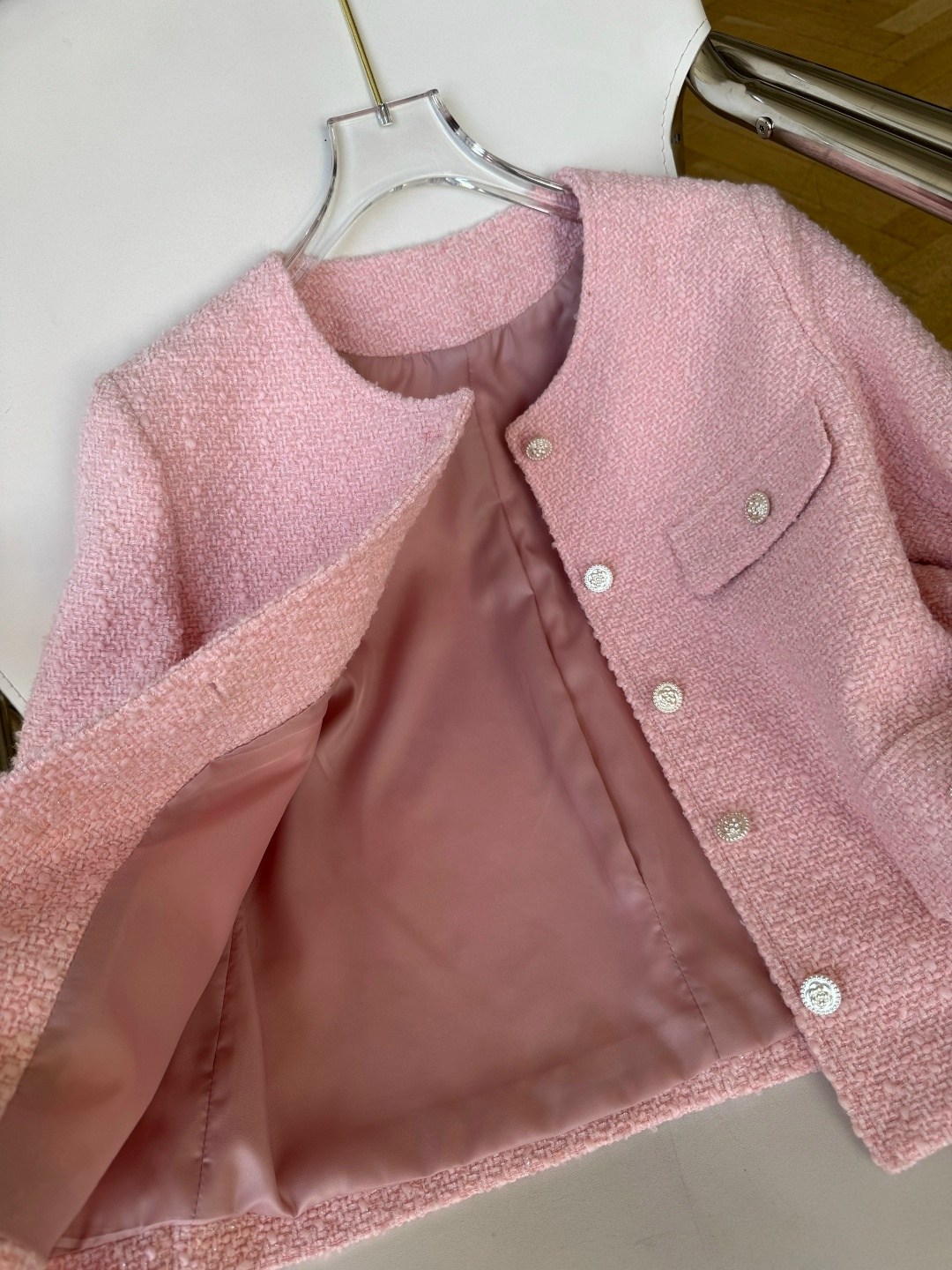 твидовый розовый пиджак,жакет в стиле шанель,твидовый жакет-пиджак с серебристыми пуговицами персиковый,жакет из твида укороченный розовый,твидовый жакет