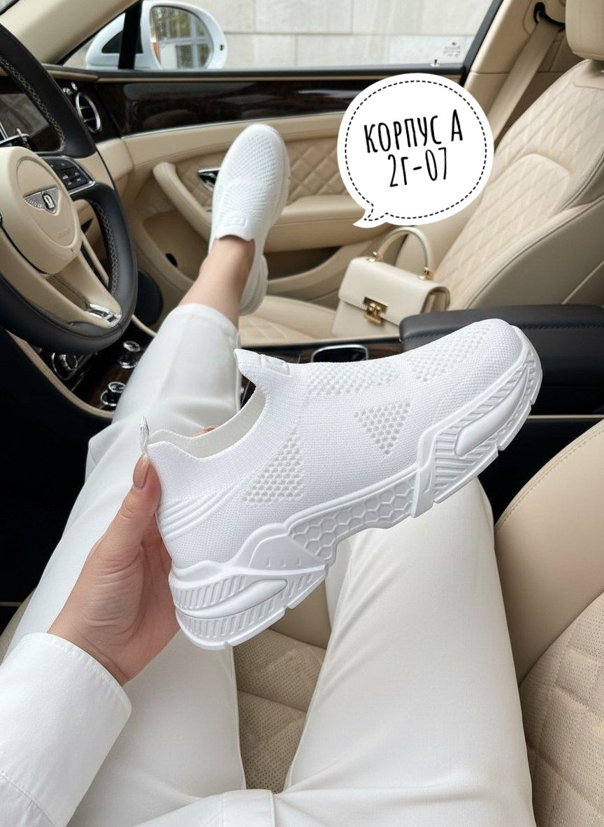 лакшери герл,девушка с машиной,,одежда стильная,костюм женский тройка