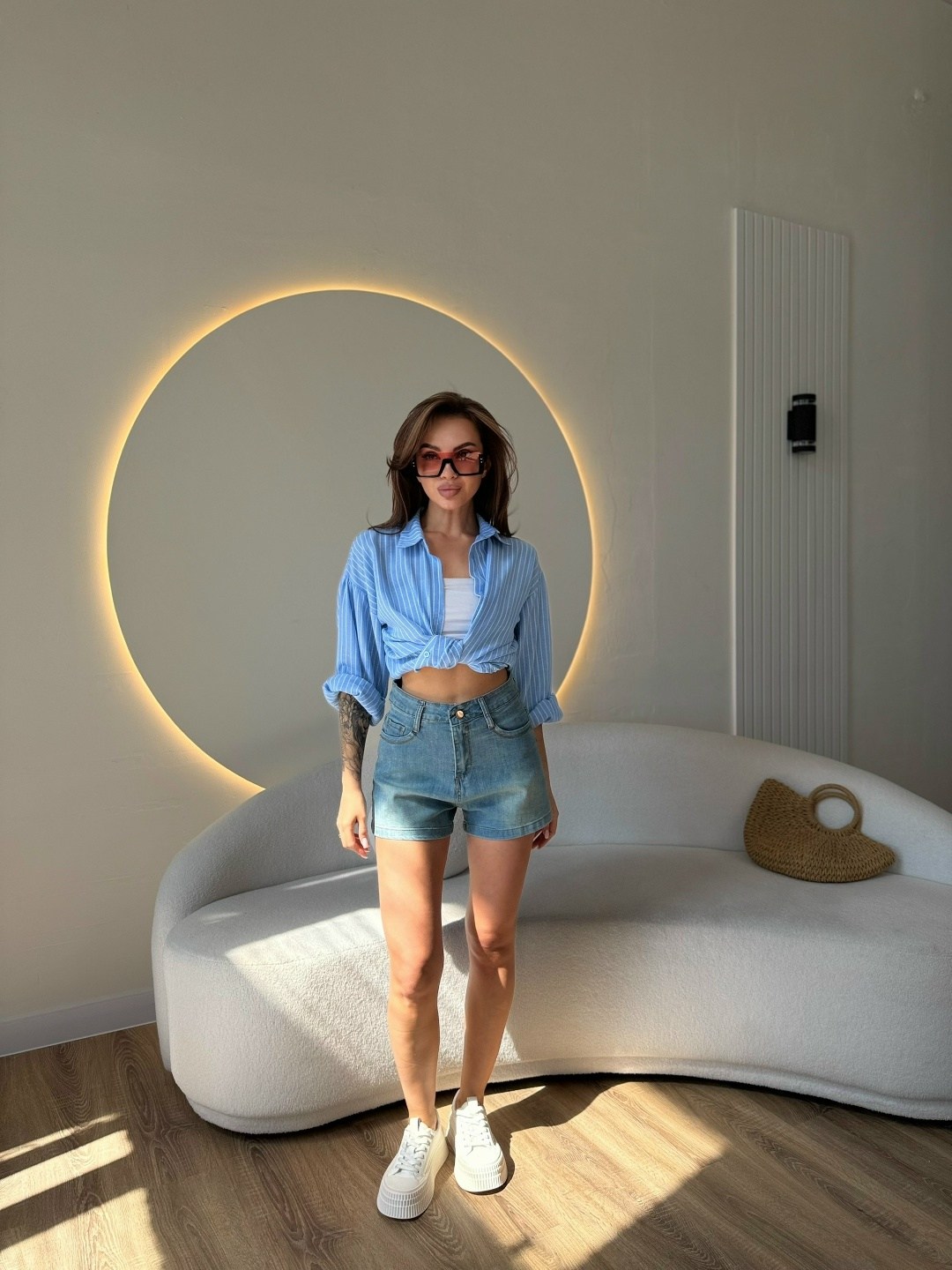 рубашка женская,джинсовые шорты,рубашка в полоску оверсайз,рубашка в полоску,рубашка женская голубая