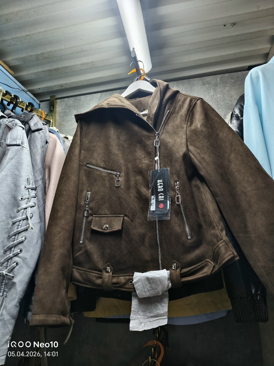 женская замшевая куртка косуха коричневая,куртка косуха модная,куртка косуха,замшевая куртка,куртка женская