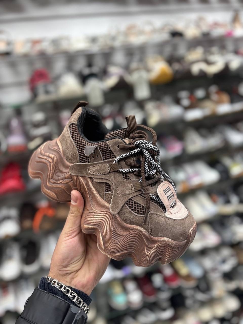 женские кроссовки на массивной платформе,кроссовки женские,массивные кроссовки для женщин,массивные кроссовки,женские массивные кроссовки