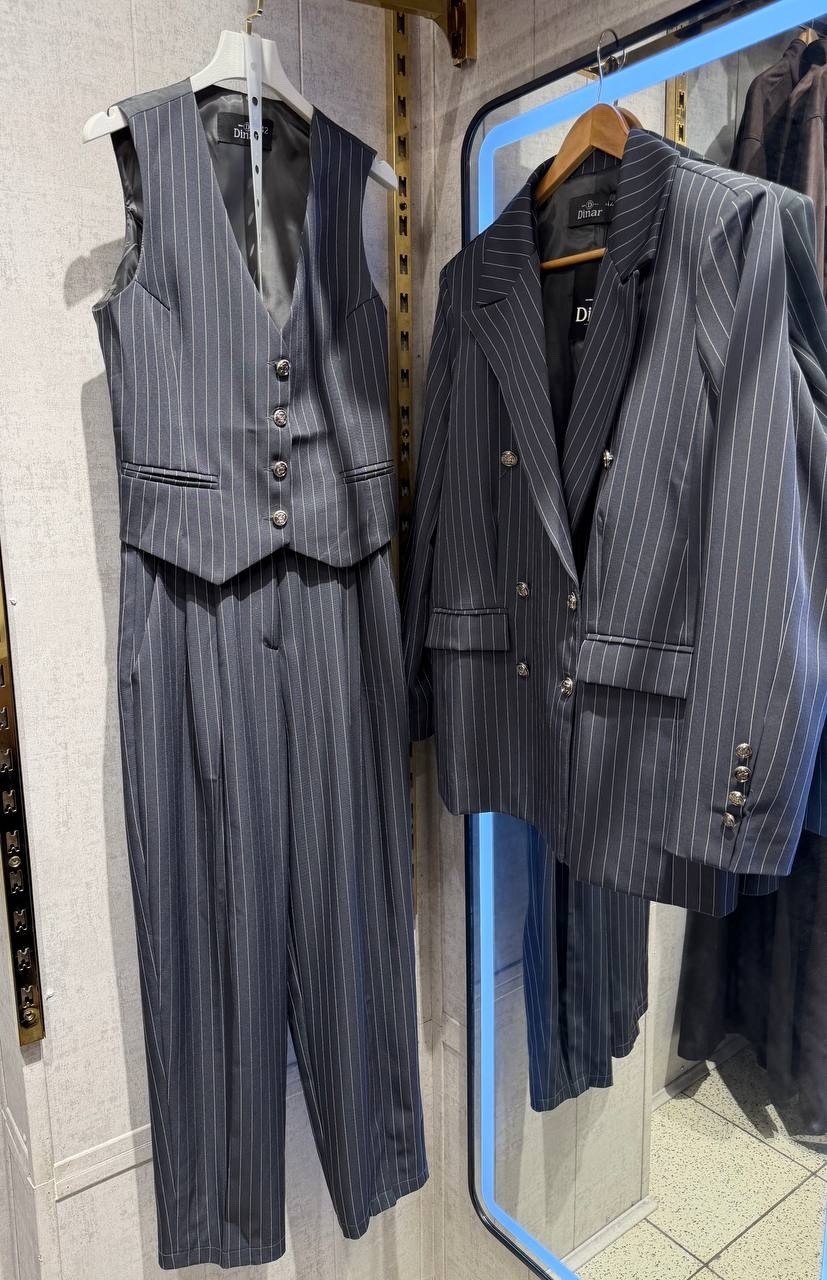 fursac костюм в тонкую полоску с двубортным пиджаком синий,tagliatore костюм в тонкую полоску с двубортным пиджаком синий,двубортный костюм в полоску,костюм с двубортным пиджаком,костюм классический